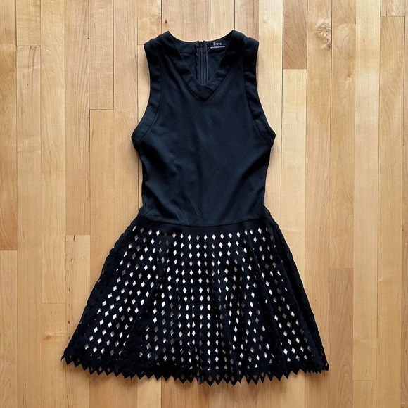 Black Geometric Dress - Picture 5 of 7